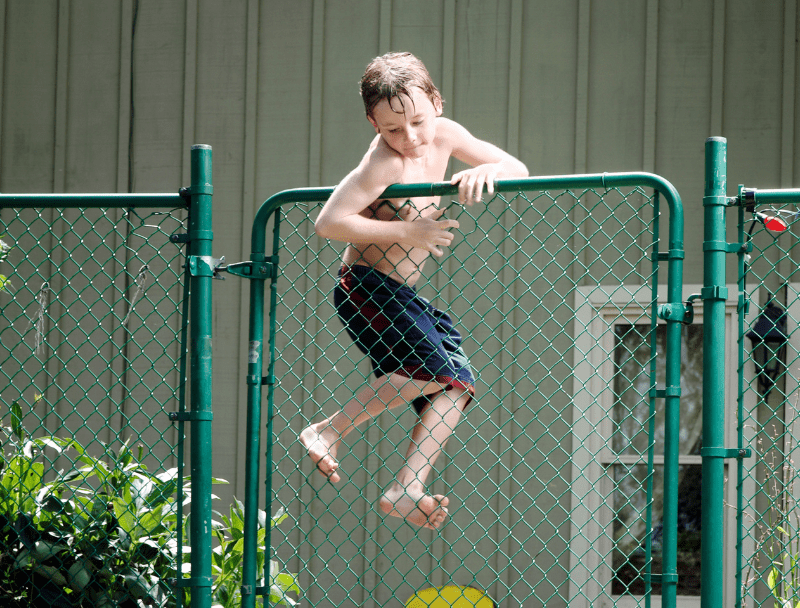 Sécurité en matière de clôture de piscine au Québec